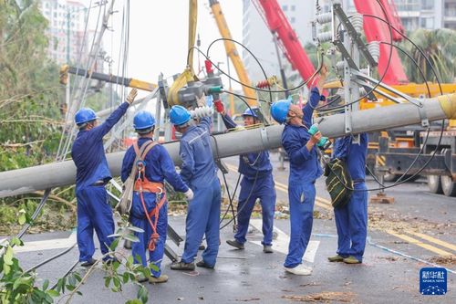 工作人员抢修电网