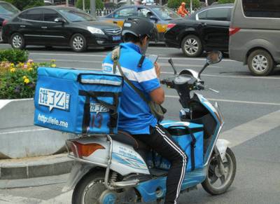 城市中的外卖骑手队伍