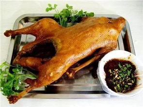 卤鹅哥在上海车展举着卤鹅的照片