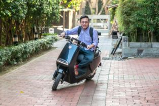 一位顾客正在测试电动车性能