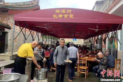 食堂里的欢声笑语