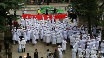 医院门口聚集的抗议人群