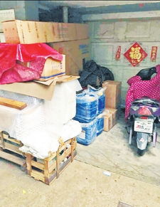 仓库内堆满了等待发货的商品