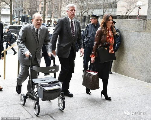 一位女性站在法庭上