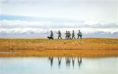 23岁异瞳小伙无人区治沙走红：左眼受伤，如今日赚两百多