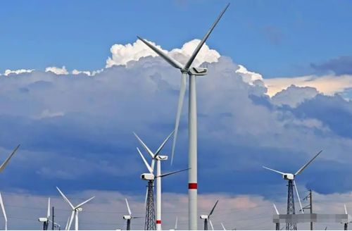 风力发电机在恶劣天气下停止运转