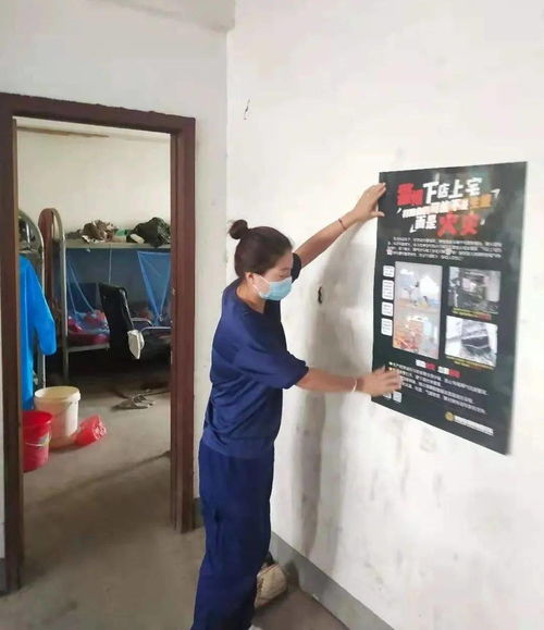 店内张贴的安全出口与灭火器标识