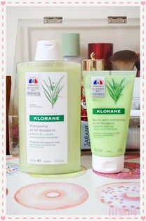 洗发水瓶和干枯与柔顺头发对比图