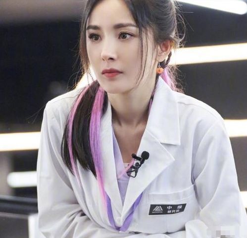 杨幂化身兔子警官？网友直呼可爱爆表，真相竟出乎意料！