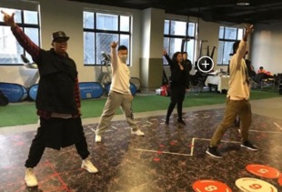 幼年宋皓铭练习街舞的照片