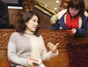 董明珠接受媒体采访笑容自信