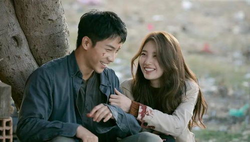 剧中男女主角在雨中相拥，眼神中充满深情