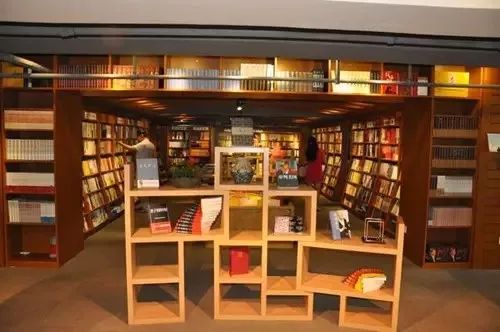 烟瘾与人生：佐左木俊郎的二手书店故事