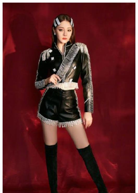 热巴在舞台上表演