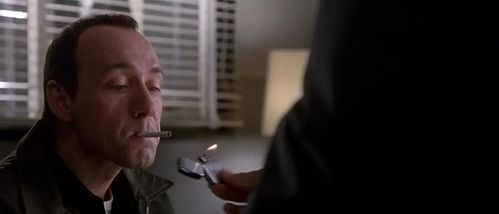 “短剧一哥”柯淳因随地扔烟头道歉：公众人物的责任与反思