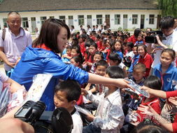 山区小学老师和学生们互动