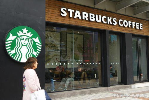 瑞幸咖啡店门口排队场景