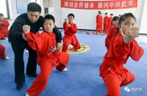 武术教练在指导学员练习