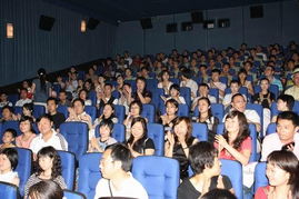 观众席热烈鼓掌的现场画面