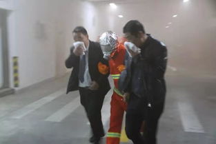 消防员在现场进行火情排查