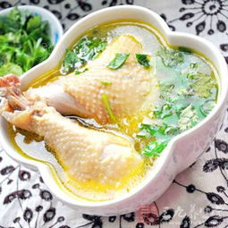 母亲在厨房炖鸡汤