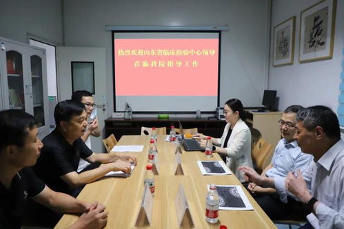 医生在实验室进行基因分析