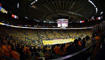 勇士主场大通中心球馆气氛热烈