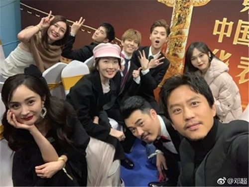 宋皓铭与家人在后台合影