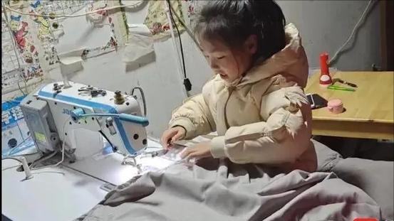 十岁女孩的世界：容貌焦虑与坚强成长