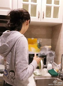 女孩在厨房认真煲汤