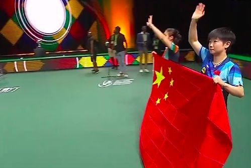 陈梦在领奖台上高举国旗庆祝胜利