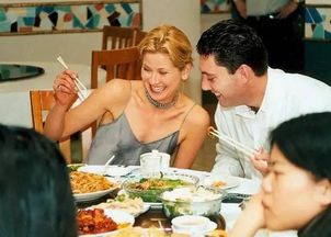 朋友们一起围坐喝鸡汤聊天