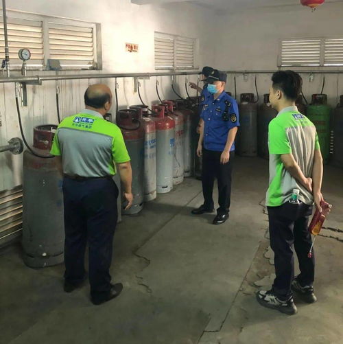 拉完美食城火灾后内部检查中