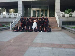 医学生们在校门口合影