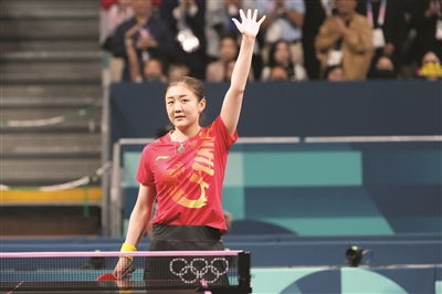 陈梦与教练和队友庆祝胜利