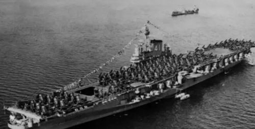 红海上航行的美军航母舰队