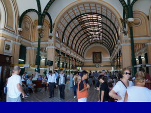 机场候机大厅人来人往的场景