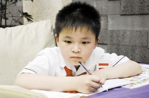 汶川地震小英雄林浩背同学出废墟老照片