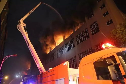 消防员在现场进行灭火作业