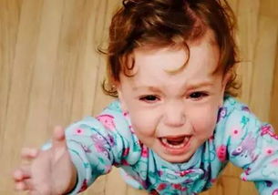 哭泣的孩子与镜子里的成年人