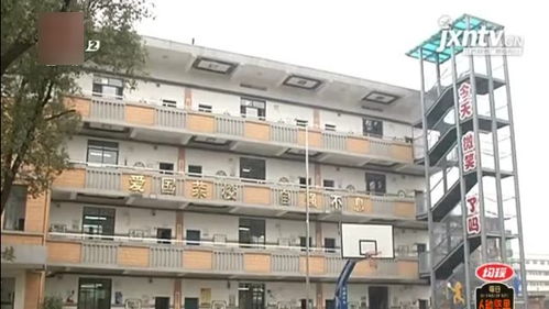 南昌某培训机构学生家长在教室外讨论费用问题