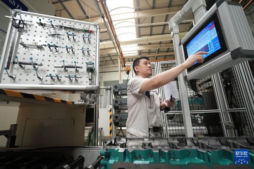 智能制造工厂里的机器人作业场景