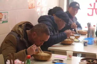 小面馆中一对老夫妻坐在角落吃饭