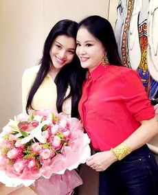 小雨与母亲合影照片