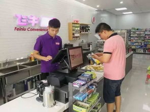 便利店内老人正在付款店员耐心等待