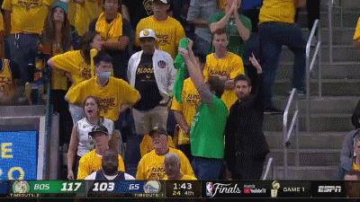 勇士球迷庆祝胜利