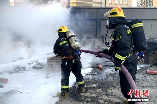 消防员正在进行火灾现场救援工作