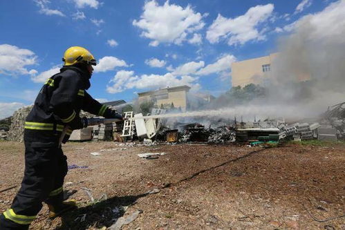 消防员在现场奋力扑灭火源