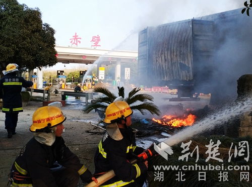 消防员在火灾现场进行紧急救援
