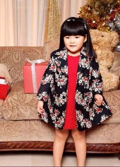 王诗龄穿着奢侈品牌参加活动的照片